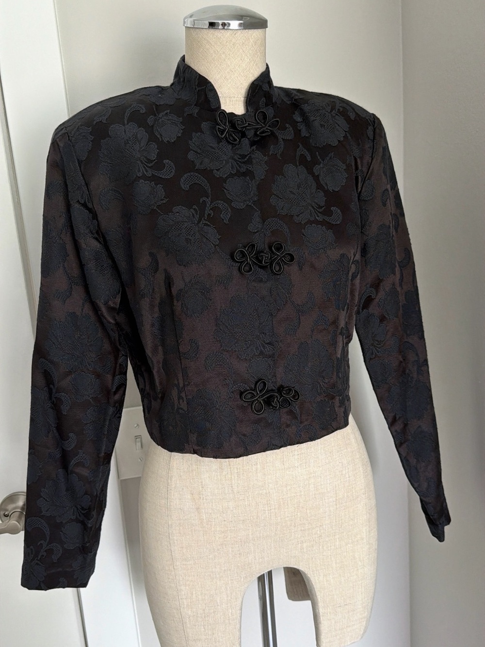 Mirrors Women’s Black Floral Frog Closure Mandarin Collar Lined Cropped Jacket M